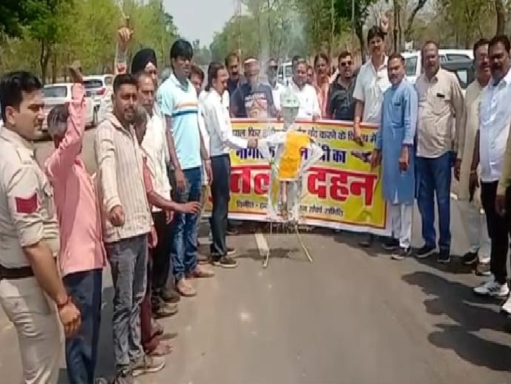 बिलासपुर -इंदौर फ्लाइट बंद करने पर नागरिक उड्डयन मंत्री का पुतला दहन&nbsp;….!!