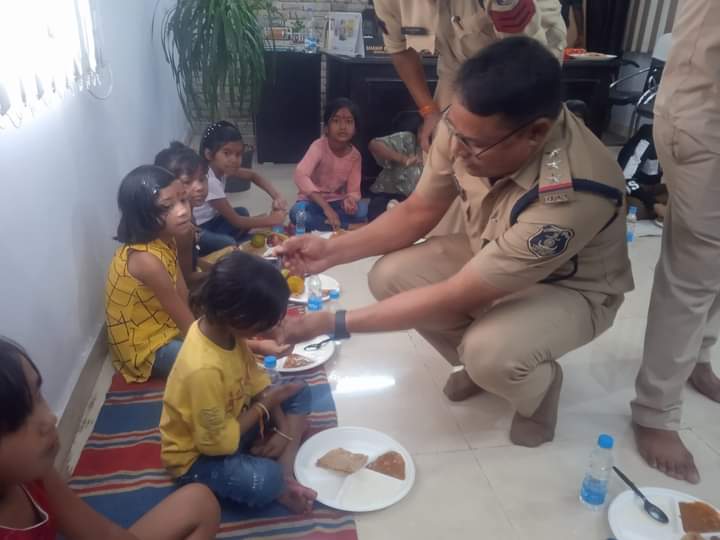 सिटी कोतवाली थाना प्रभारी शनिप रात्रे व सहयोगी पुलिस अधिकारी कर्मचारियों ने कराया कन्या&nbsp;भोजन…