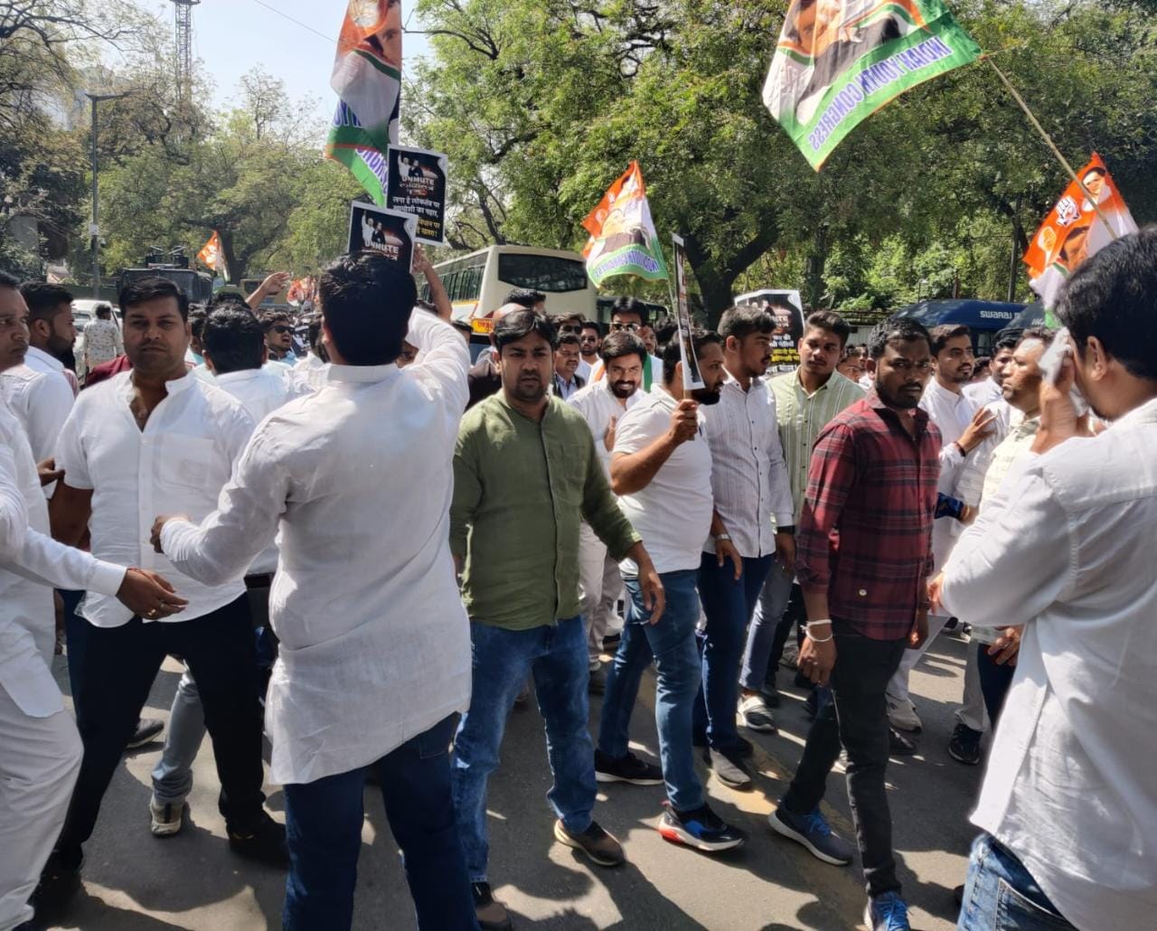 युवा कांग्रेस जिला अध्यक्ष आशीष, दिल्ली संसद भवन घेराव में लगातार अपने साथियों के साथ कर रहे संघर्ष….!!