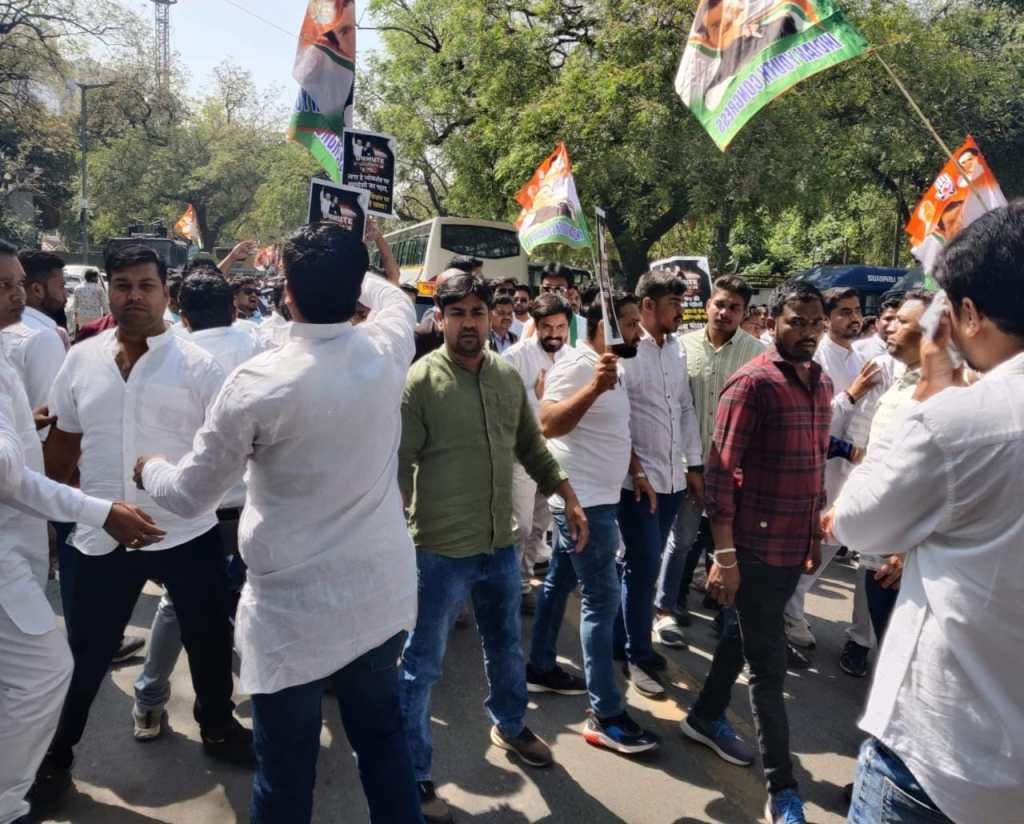 युवा कांग्रेस जिला अध्यक्ष आशीष, दिल्ली संसद भवन घेराव में लगातार अपने साथियों के साथ कर रहे संघर्ष….!!