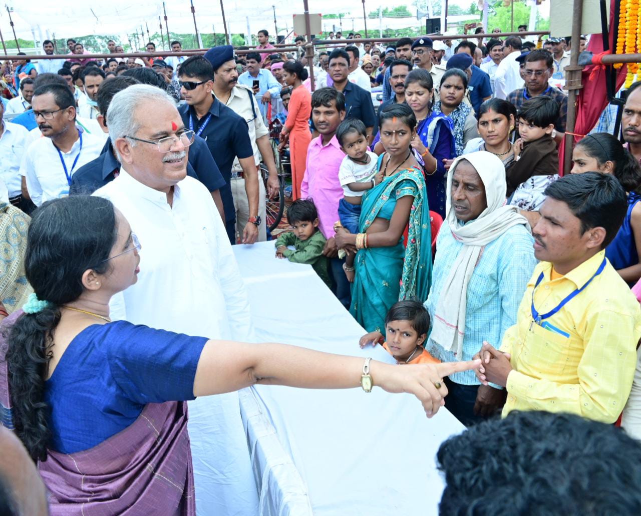 कभी मजदूरी कर विजय के जिन हाथों में कुल्हाड़ी, कुदाल से पड़ जाते थे छाले आज उन्हीं हाथों में&nbsp;कलम