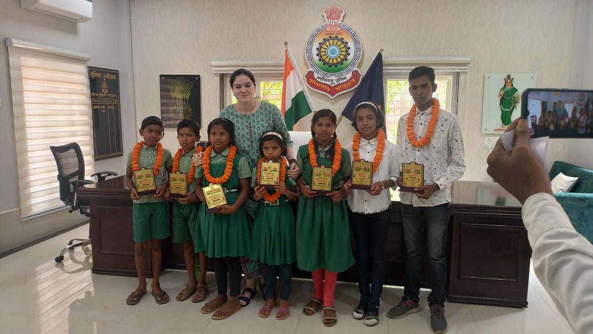 खैरागढ़  पुलिस अधीक्षक के हाथों प्रतिभावान छात्र एवं छात्राओं का हुआ सम्मान….!!