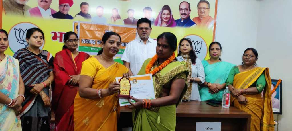 सुषमा स्वराज अवार्ड तहत महिलाओ का सम्मान….!!