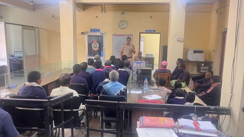 ग्राम कोटवारों की थाना प्रभारी चक्रधरनगर लिये मीटिंग, 41 गांव के कोटवार मीटिंग में शामिल होने आये&nbsp;थाने…..