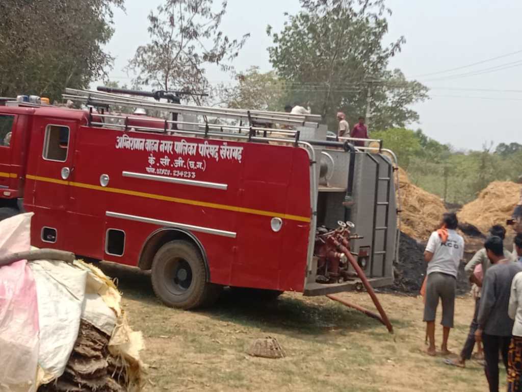 ग्राम पुरेना में शॉर्ट सर्किट होने से पैरावट में लगी&nbsp;आग…!!