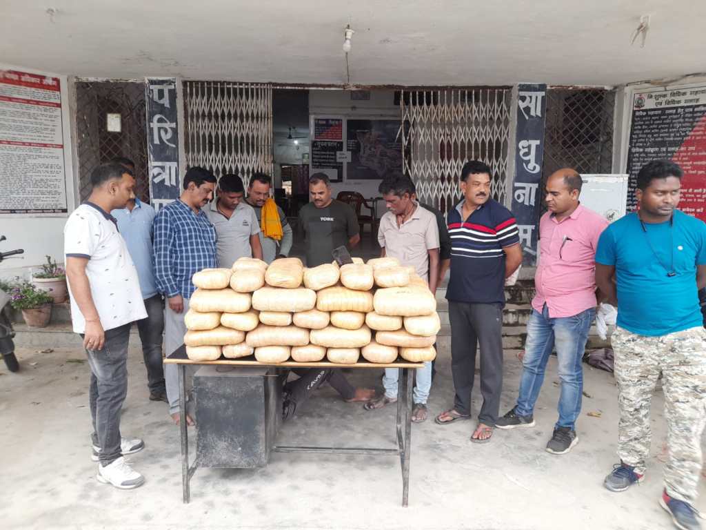 बैरिकेड तोड़कर भाग रहे गांजा तस्करों का पीछा कर पकड़ी पुलिस टीम, 93 किलो गांजा के साथ एक आरोपी&nbsp;गिरफ्तार…….