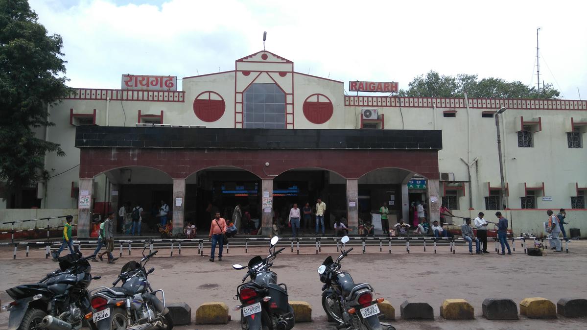 रायगढ़ रेलवे स्टेशन के बाहर पार्किंग के नाम पर आम नागरिकों से अवैध वसूली की जा रही&nbsp;है।