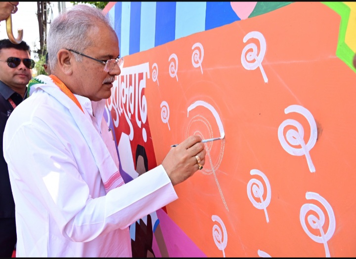 छत्तीसगढ़ी ट्रायबल आर्ट की पेंटिंग,से सजेगी राजधानी की सड़के मुख्यमंत्री ने बनाई&nbsp;कलाकृतियां