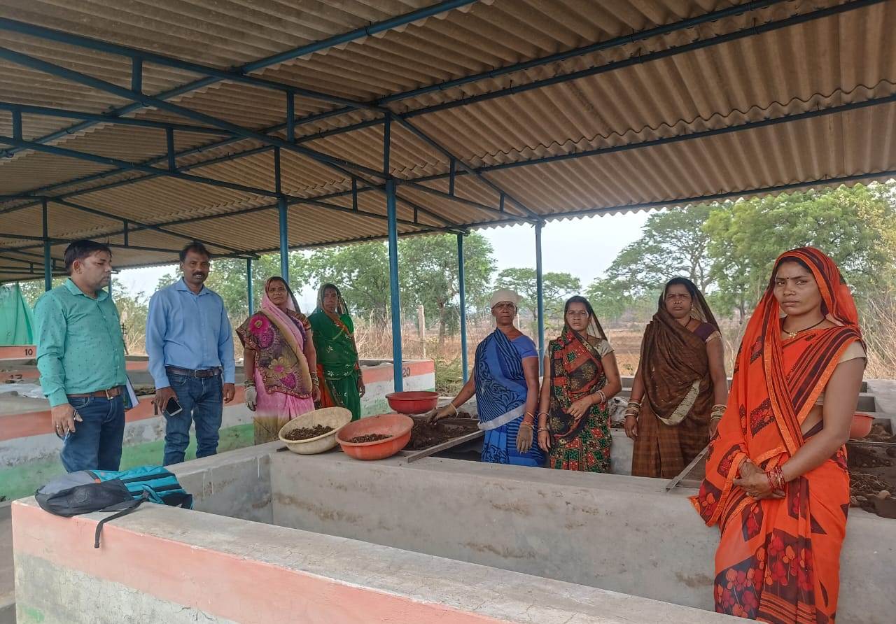 स्व-सहायता समूह को वर्मी कम्पोस्ट से 4 लाख रुपये की हुई आमदनी…….!!