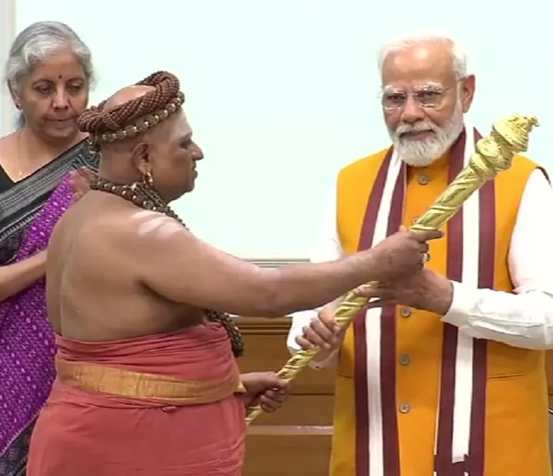 अधीनम संतों से मिले पीएम मोदी, बोले- सेंगोल को बताया गया छड़ी, आज मिल रहा उचित&nbsp;सम्मान