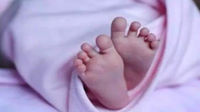 पैसों की कमी की वजह से जच्चा बच्चा दोनों को खो दिया, परिजनों का आरोप है ,कि अस्पताल प्रबंधन ने इलाज को लेकर गंभीरता नहीं&nbsp;दिखाई