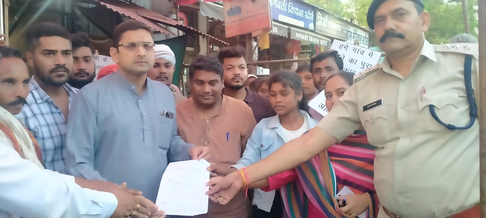 …….गांव से बहिष्कृत परिवार थाने के सामने बैठ कर अपने अधिकार के लिए उठाई&nbsp;आवाज़