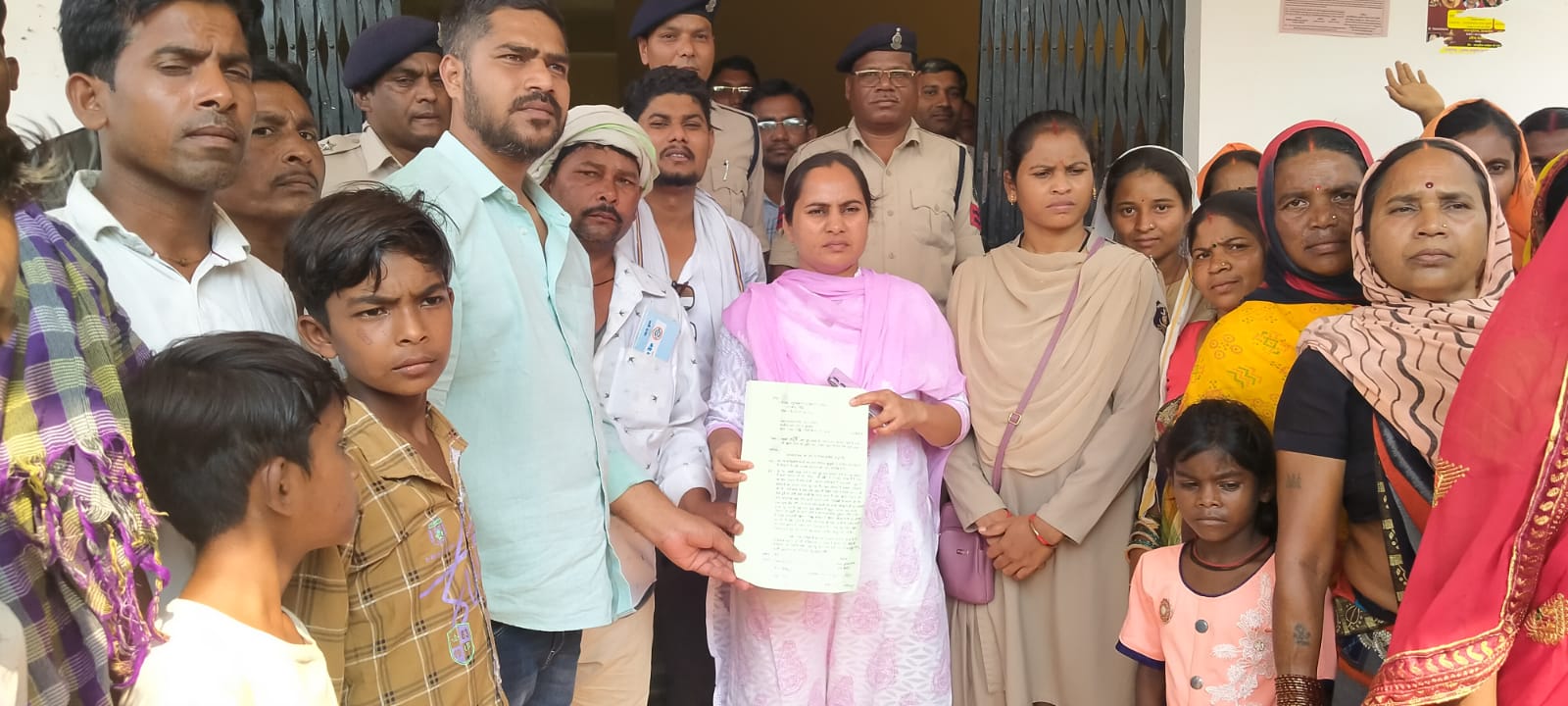 अपनी समस्या को लेकर ग्रामीण पहुंचे एसडीएम कार्यालय……!!