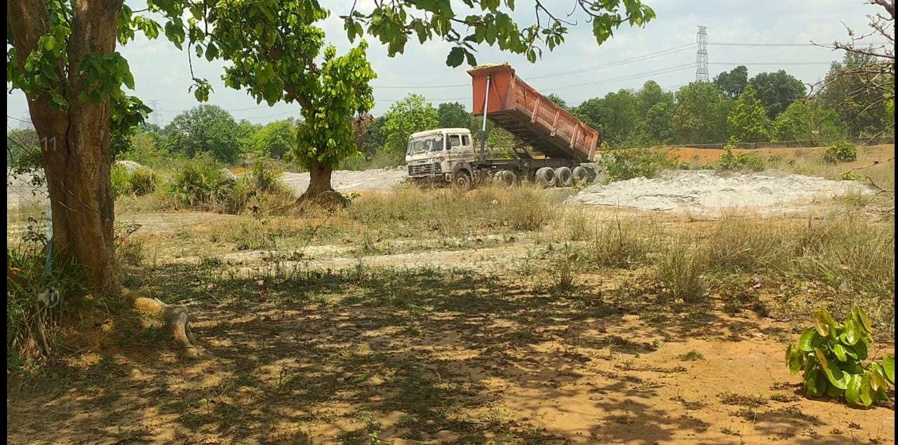 गरीबों के निवालों की कीमत पर फ्लाई एश का निपटान, राख की डंपिंग जारी, मनरेगा का काम रुका इसका जिम्मेदार&nbsp;कौन….?