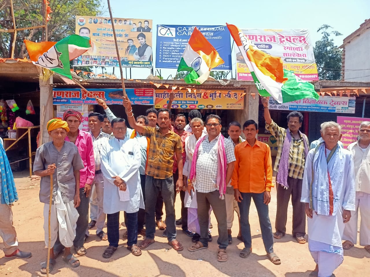 कर्नाटक में कांग्रेस की जीत का जश्न वनांचल में……!!