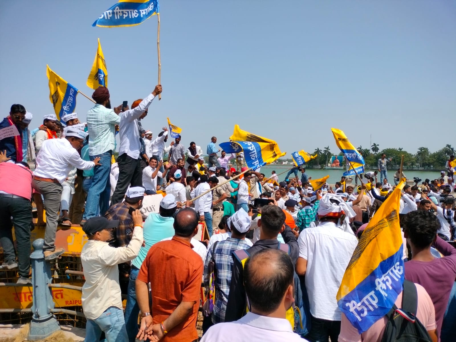 शराब घोटाले लेकर आम आदमी पार्टी के हजारों कार्यकर्ता मुख्यमंत्री निवास घेरने पहुंचे….!!