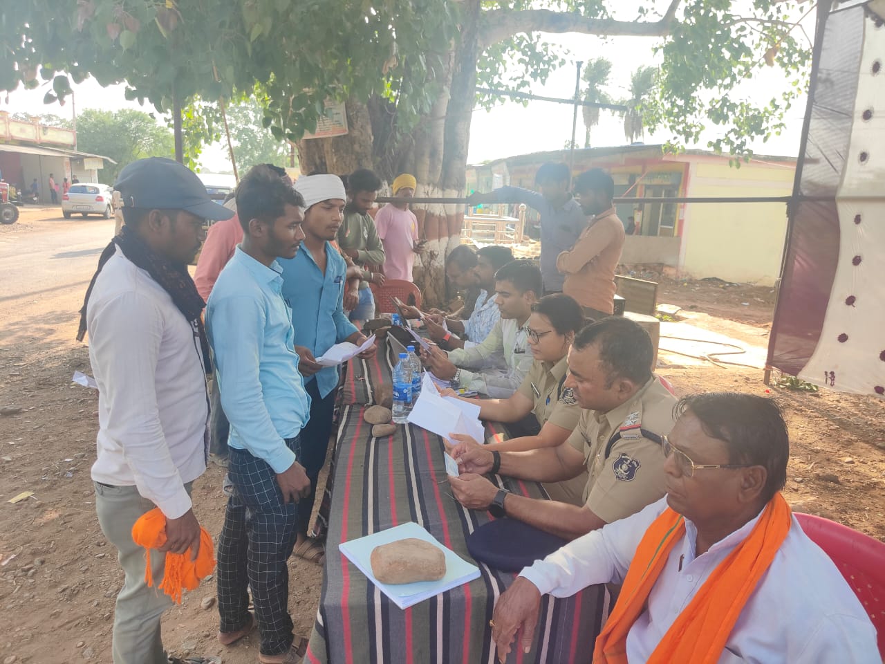 16 वाहन चालकों का मौके पर लर्निंग लायसेंस एवं 14 वाहनों का बीमा कराया गया&nbsp;।