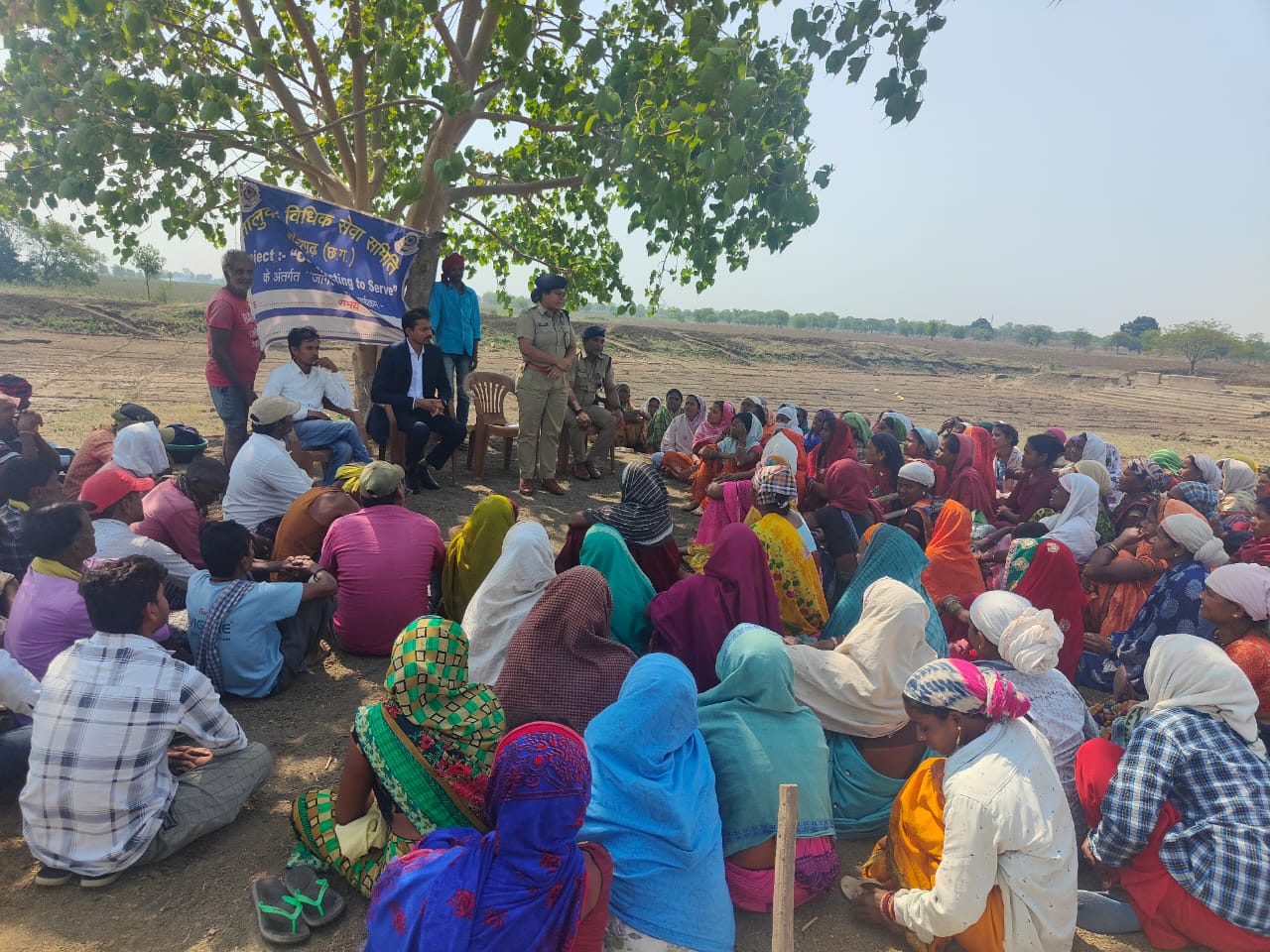 चौपाल लगाकर ग्राम वासियों को दी गई कानून के संबंध में जानकारी बाल विवाह, दहेज प्रताड़ना घरेलू हिंसा से महिलाओं का संरक्षण ……!!