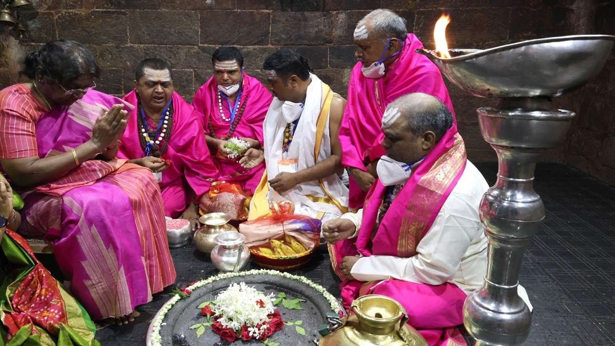 राष्ट्रपति द्रौपदी मुर्मू तीन दिवसीय दौरे की शुरुआत की बाबा बैधनाथ की पूजा अर्चना&nbsp;से