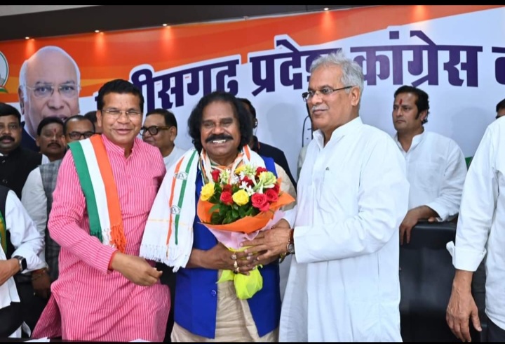 नंदकुमार साय ने इस्तीफे के एक दिन बाद थामा काग्रेंस दामन, भूपेश बघेल ने दिलाई प्राथमिक सदस्यता…..