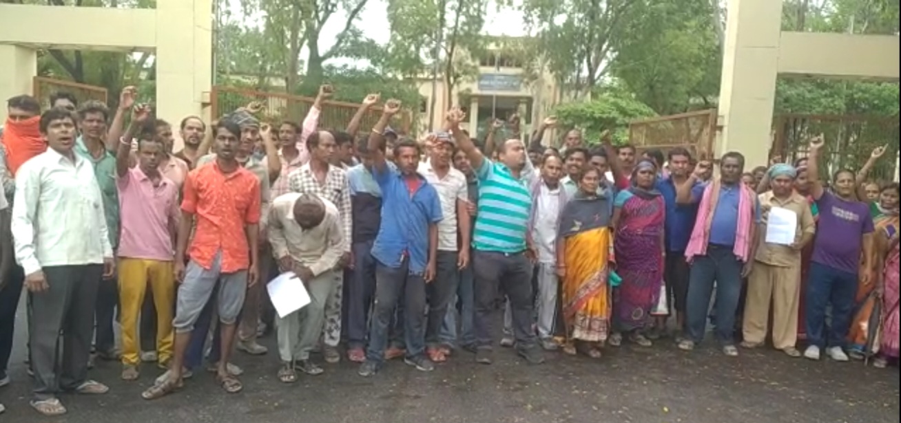 मजदूर दिवस पर मजदूरों ने बुनियादी सुविधाओं के लिए जिला कलेक्टर को सौंपा&nbsp;ज्ञापन