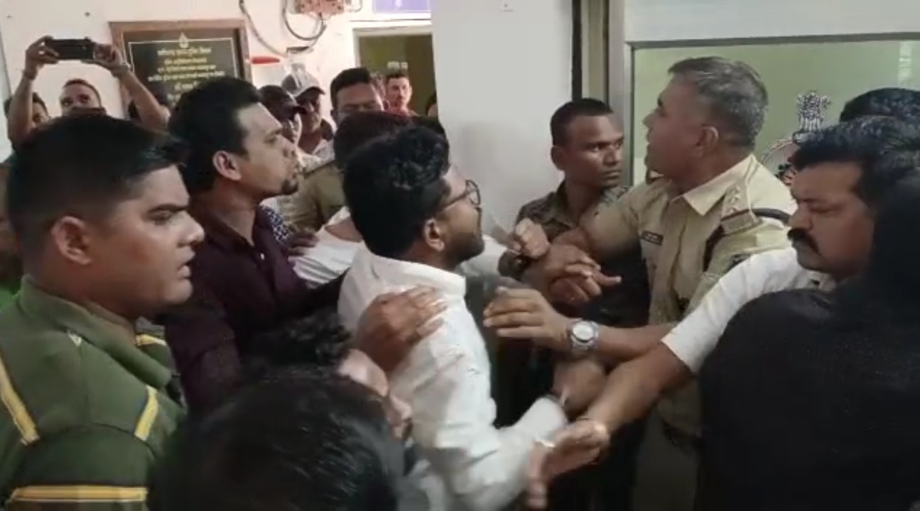 आईपीएस अफसर और कांग्रेसियों में चले जूते लात और थप्पड़ से थाना में&nbsp;हंगामा