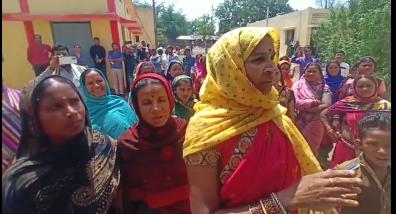 स्वास्थ्य सुविधा ना मिलने से ग्रामीणों ने उपस्वास्थ्य केंद्र बकरकट्टा में ताला जड़ा……