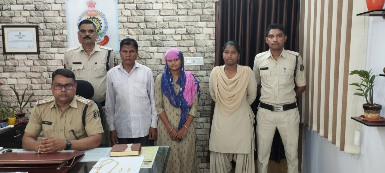 रियल चॉइस ज्वेलर्स से सोने का हार और लटकन चुराने वाली महिला और उसका पिता गिरफ्तार…..