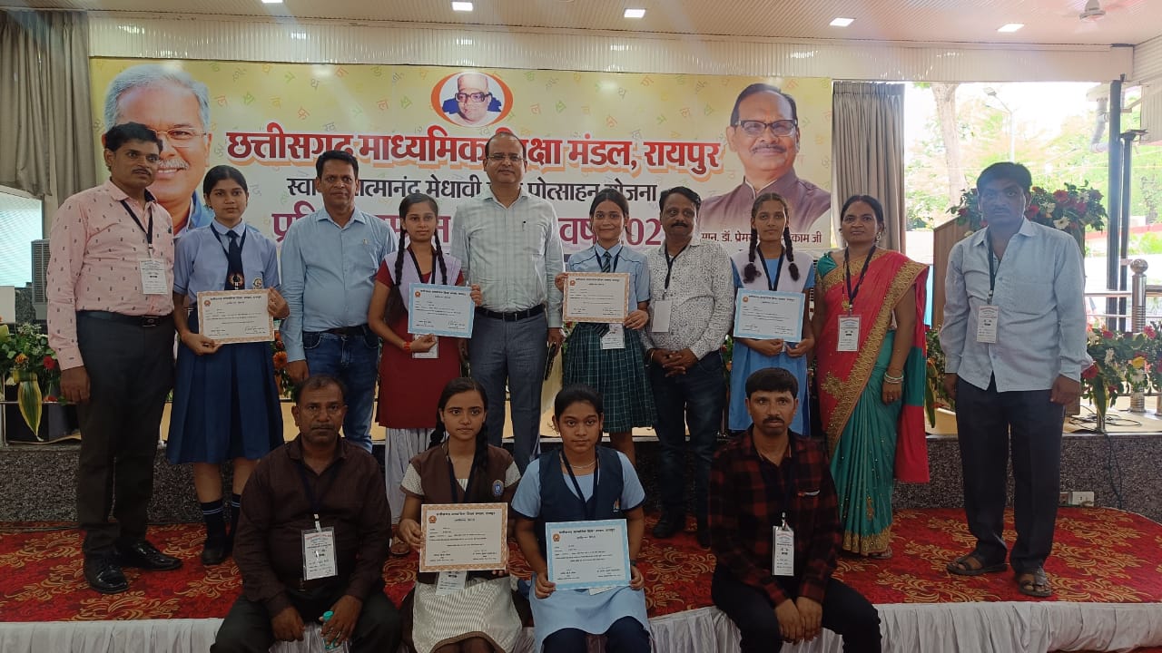 रायगढ़ की 6 टॉपर बेटियों ने हेलीकॉप्टर में भरी सफलता की&nbsp;उड़ान