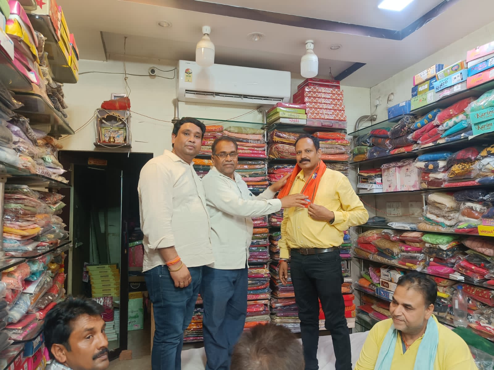 संपर्क से समर्थन कार्यक्रम के विधानसभा प्रभारी सनत नायक ने किरोड़ीमल नगर में प्रबुद्धजनों से की मुलाकात…..