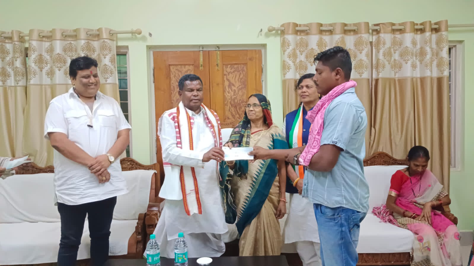 उद्योग मंत्री कवासी लखमा ने विभिन्न योजनाओं के हितग्राहियों को किया चेक वितरण…….