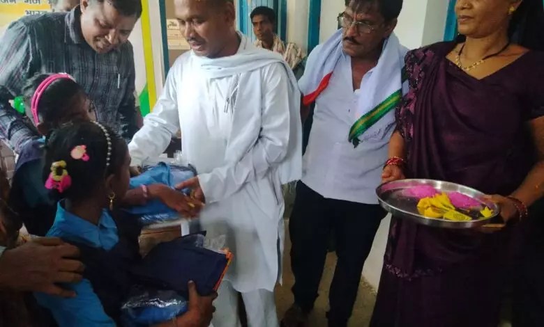 बच्चों को तिलक लगाकर मुंह मिठा करा विधायक लालजीत ने कराया शाला प्रवेश……!!