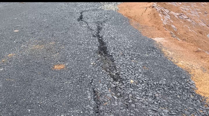 नव निर्मित पुल में खुली भ्र्ष्टाचार की पोल पहली ही बारिश में आई बड़ी दरार ,अप्रोच सड़क&nbsp;धंसा