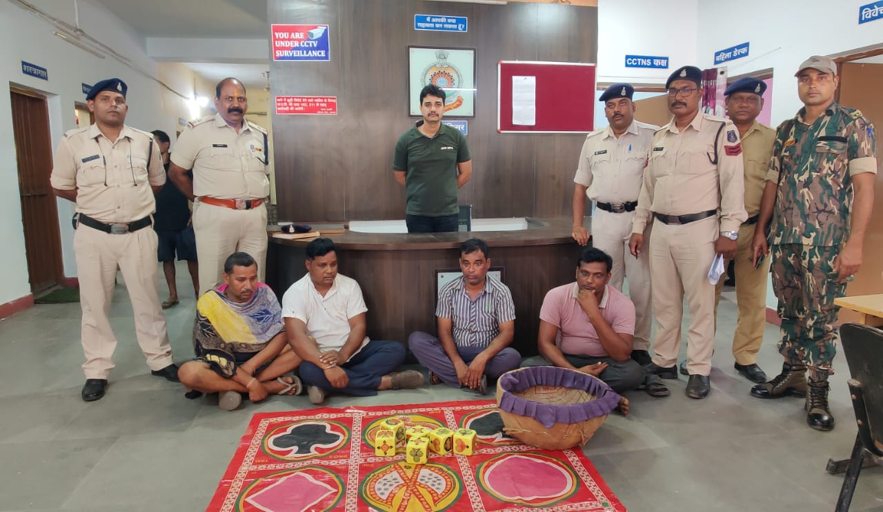 ग्राम कुरमापाली में खुडखुडिया पट्टी पर जुआ खेलते 4 जुआडी गिरफ्तार, जुआ रकम के साथ आरोपियों की 02 बाइक, 03 मोबाइल भी&nbsp;जप्त….
