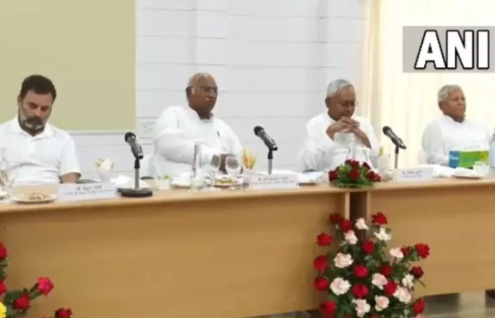 पटना में शुरू हुई विपक्षी एकता की बैठक, राहुल गांधी, ममता बनर्जी समेत 15 दलों के नेता हुए&nbsp;शामिल