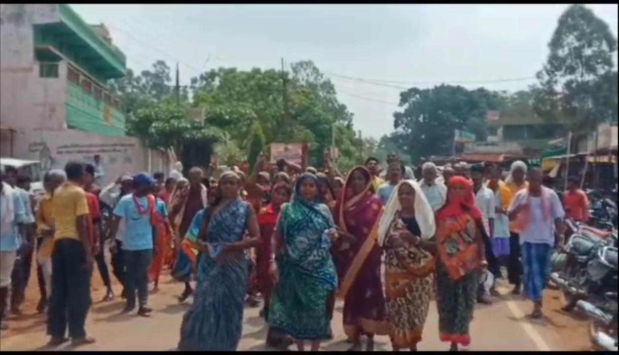 विधायक प्रवक्ता की दादागिरी मार पीट के खिलाफ उग्र हुये&nbsp;ग्रामीण….