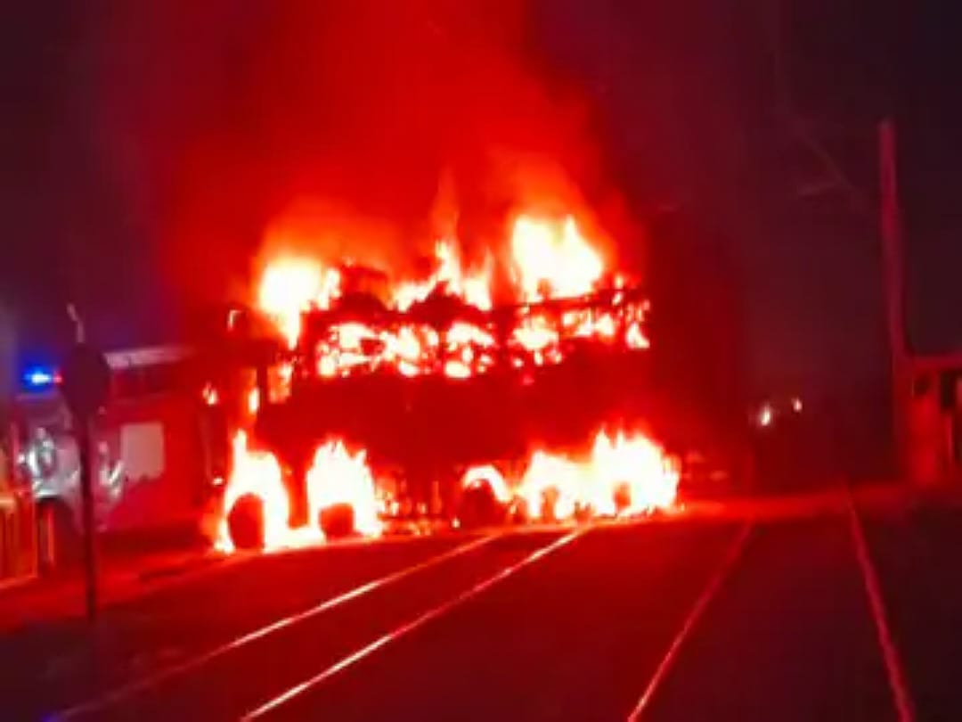 सक्ती रेलवे क्रॉसिंग पर ट्रक में लगी भीषण आग: OHE लाइन के संपर्क में आने से हुआ हादसा, 4 घंटे तक बंद रहा ट्रेनों का आना-जाना….