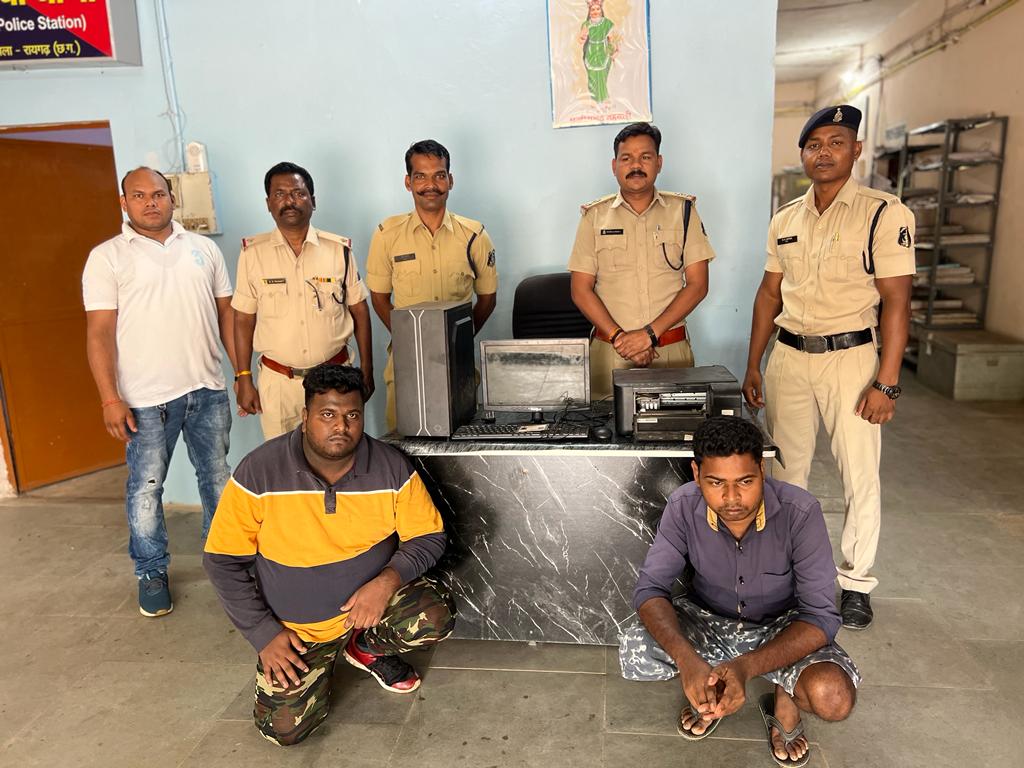 धरमजयगढ़ पुलिस की फर्जीवाड़े का भंडाफोड़, मुख्य आरोपी समेत कंप्यूटर से फर्जी दस्तावेज तैयार करने वाला आरोपी गिरफ्तार…..