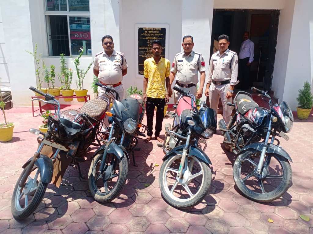 बड़े रामपुर फव्वारा चौक के पास चोरी की मोटरसाइकिल के साथ आरोपी&nbsp;गिरफ्तार….