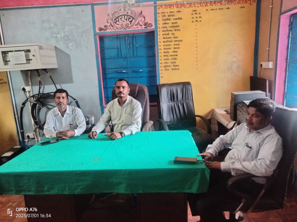 सरपंच सचिव ने पदभार संभाला त्रिलोचन ठाकरे को मिला सरपंच का प्रभार……