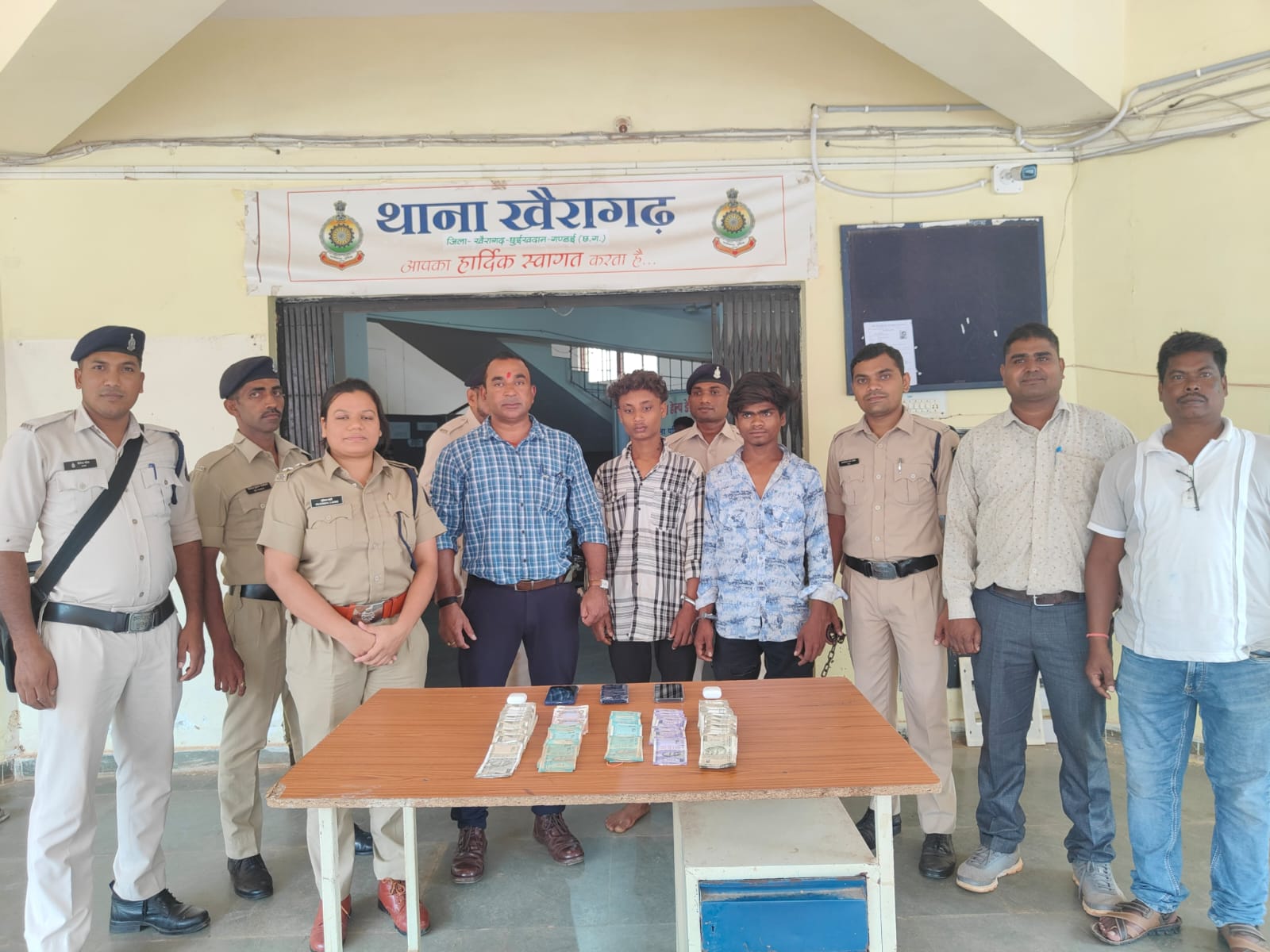 दो शातिर चोरों को खैरागढ़ पुलिस ने किया गिरफ्तार…….