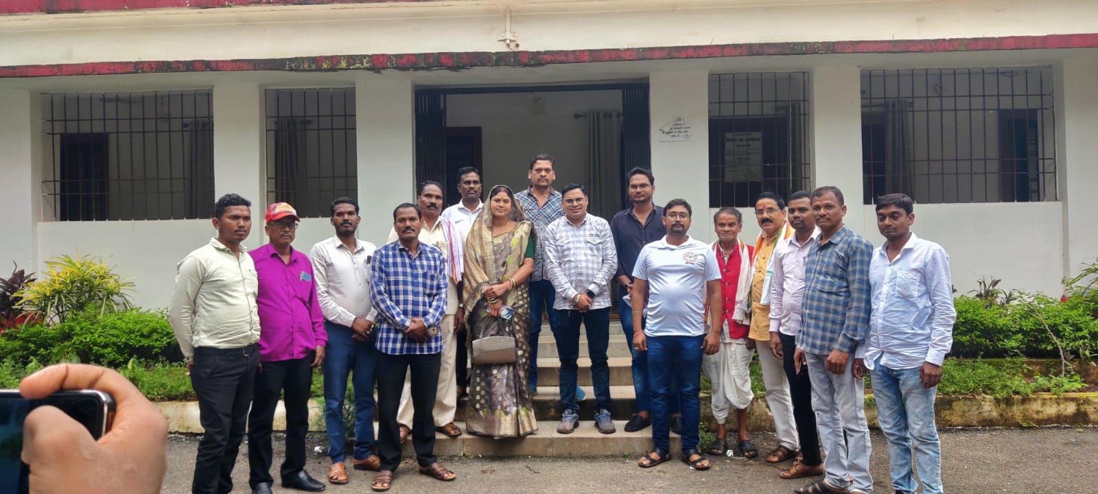 शहीदों की जयंती मनाने वनांचल पहुंची,खैरागढ़ कृषि मंडी&nbsp;अध्यक्ष