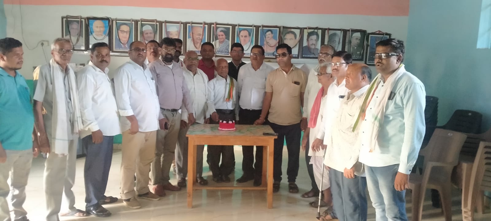 छुई खदान ब्लॉक कांग्रेस कमेटी कार्यालय में  गिरीश देवांगन के जन्मदिन पर केक काटे गए………