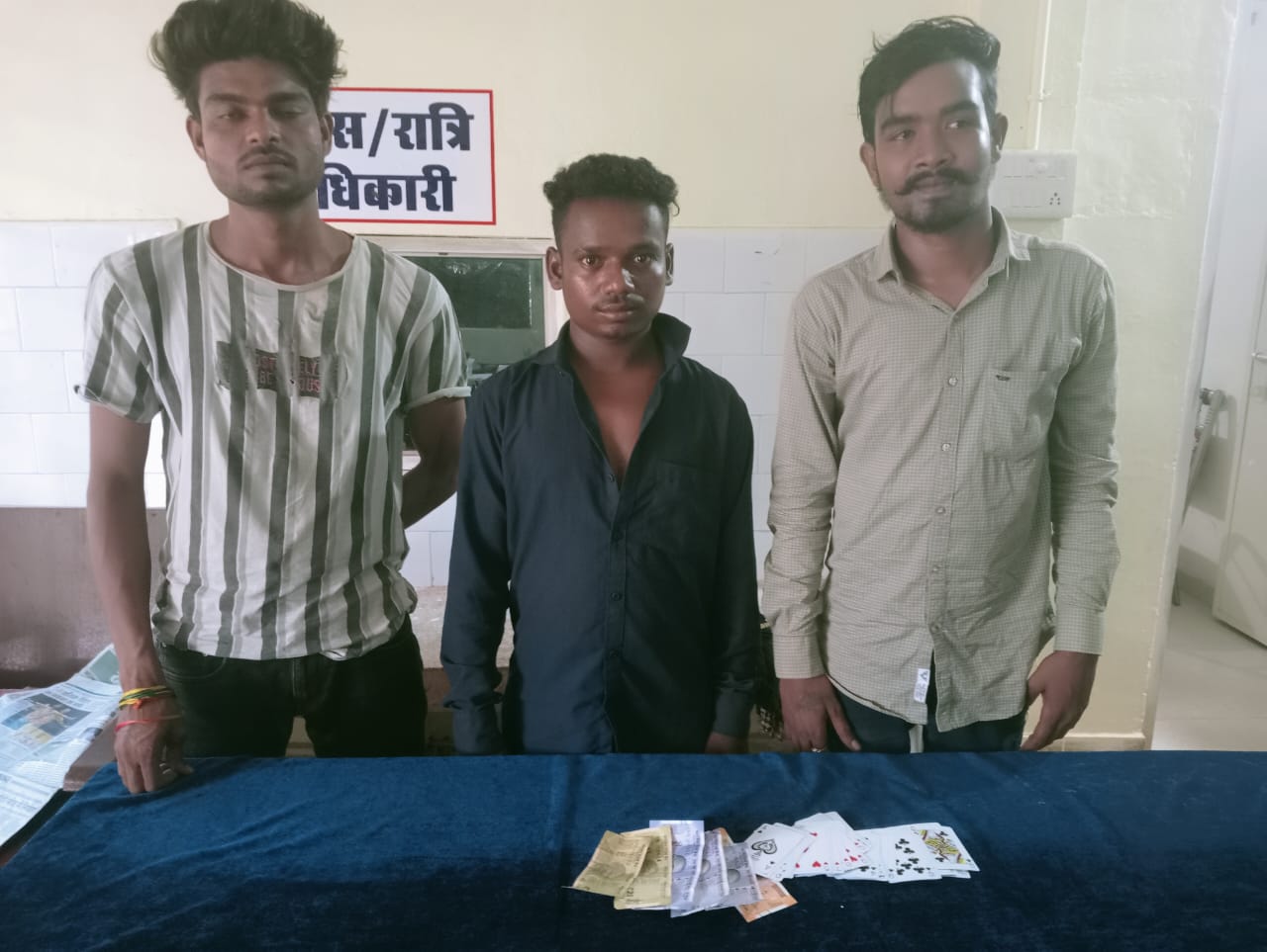 सार्वजनिक स्थान में 52 परियों के साथ रंगरेलियां मनाने वाले तीन गिरफ्तार….