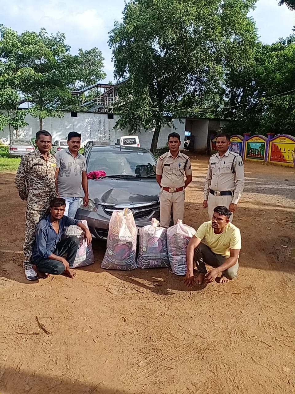 70 किलो गांज समेत दो गिरफ्तार एक फरार ……..