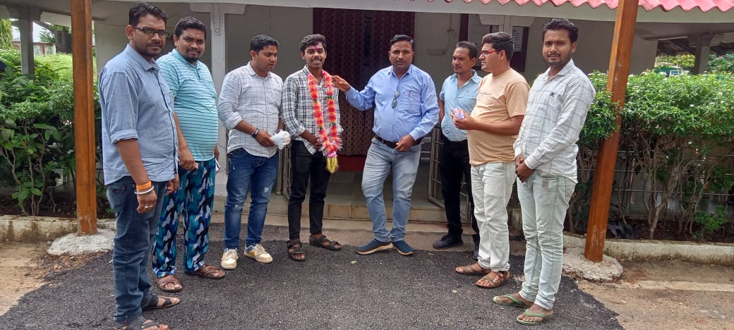 कांग्रेस नेताओं ने टॉपर नितेश कुमार यादव किया सम्मान…..!!