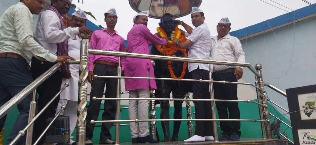 स्वतंत्रता दिवस पर आम आदमी पार्टी ने किया महापुरुषों माल्यार्पण……!!