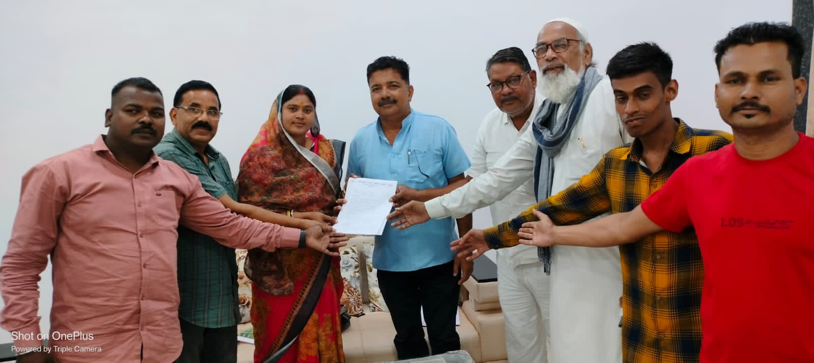 दशमत उत्तम जंघेल ने खैरागढ़ ब्लाक अध्यक्ष को अपना आवेदन दे कर कांग्रेस से दावेदारी की…….!!