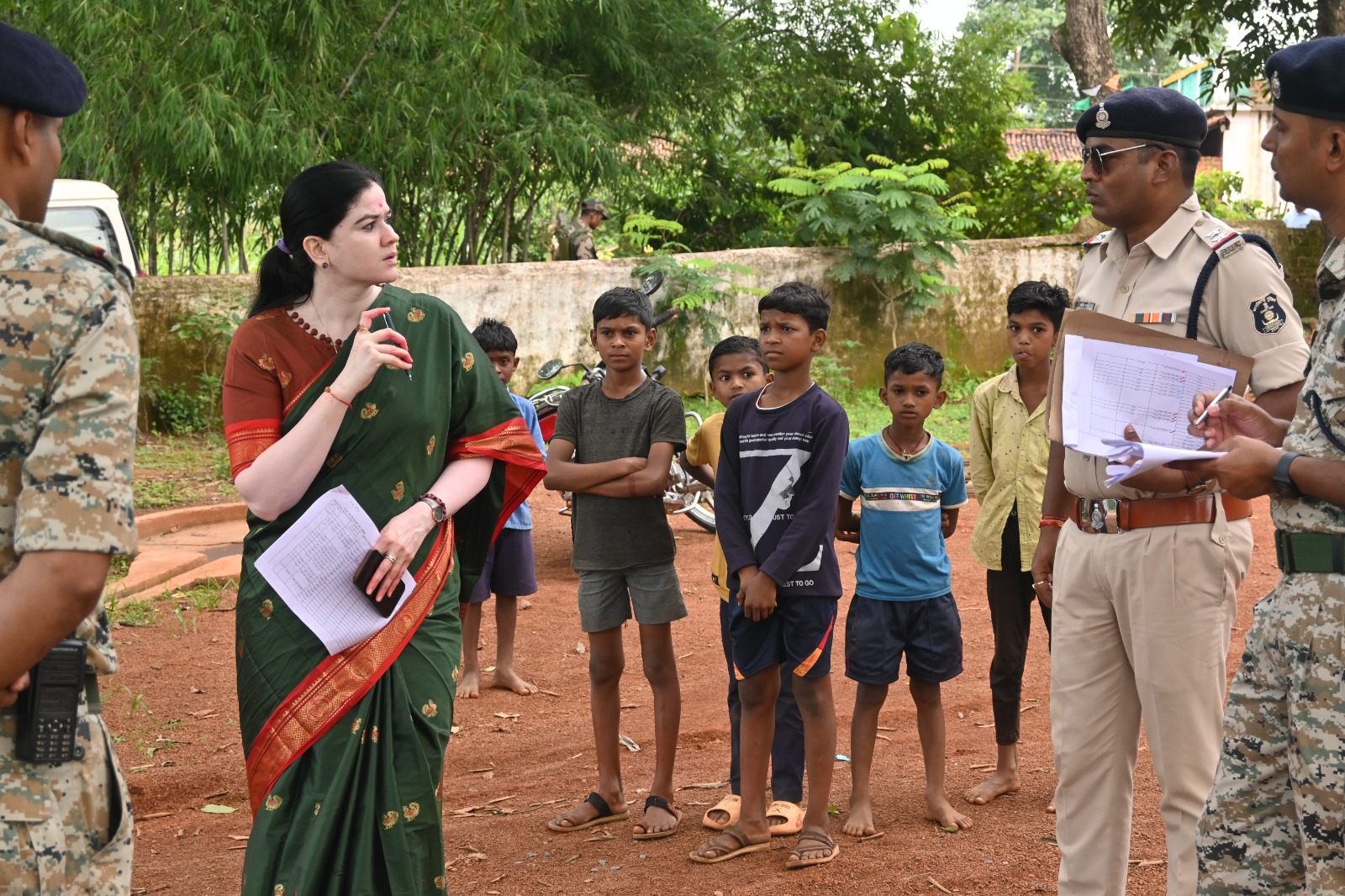 पुलिस अधीक्षक ने चुनाव के मद्देनजर नक्सल प्रभावित क्षेत्रों का किया दौरा………..