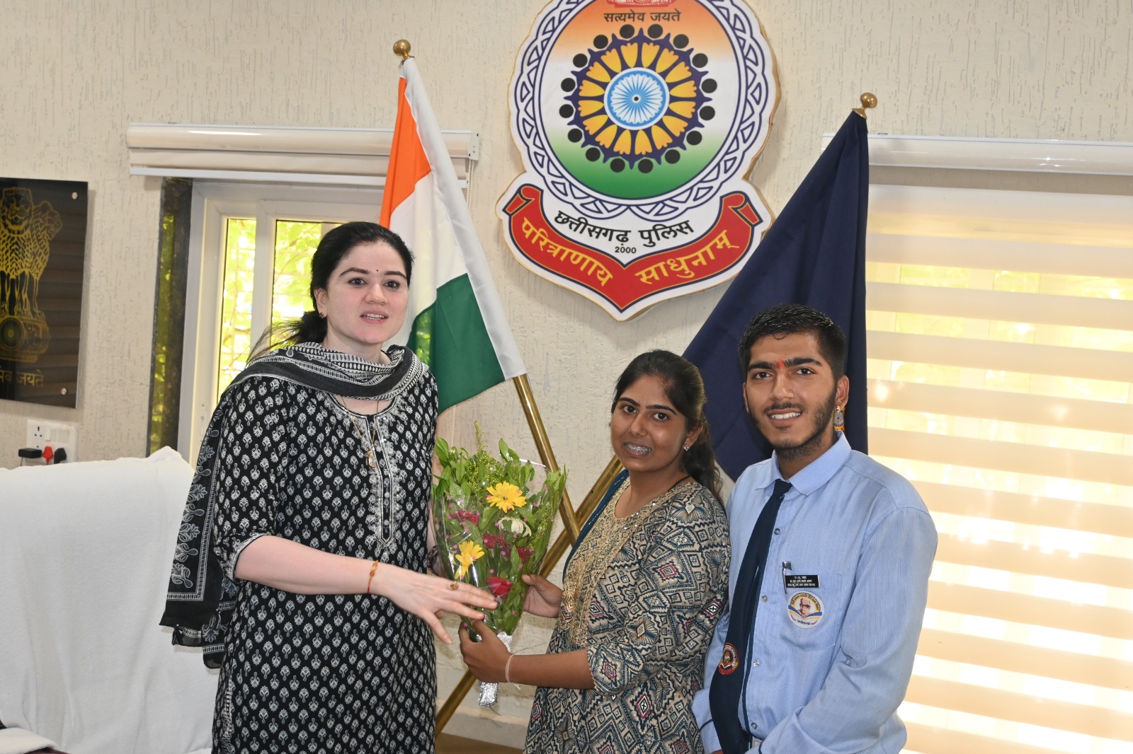 ठगी की रकम वापस मिलने प्रार्थी के चेहरे खुशियां लौटी पुलिस अधीक्षक को गुलदस्ता देकर दिया धन्यवाद ……!!